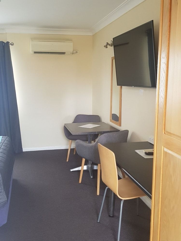 Caravilla Motor Inn Deluxe Room, 1 Queen Bed 7