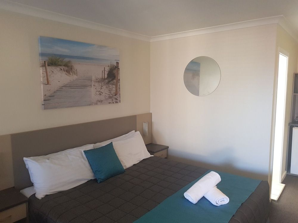 Caravilla Motor Inn Premium Room, 1 King Bed