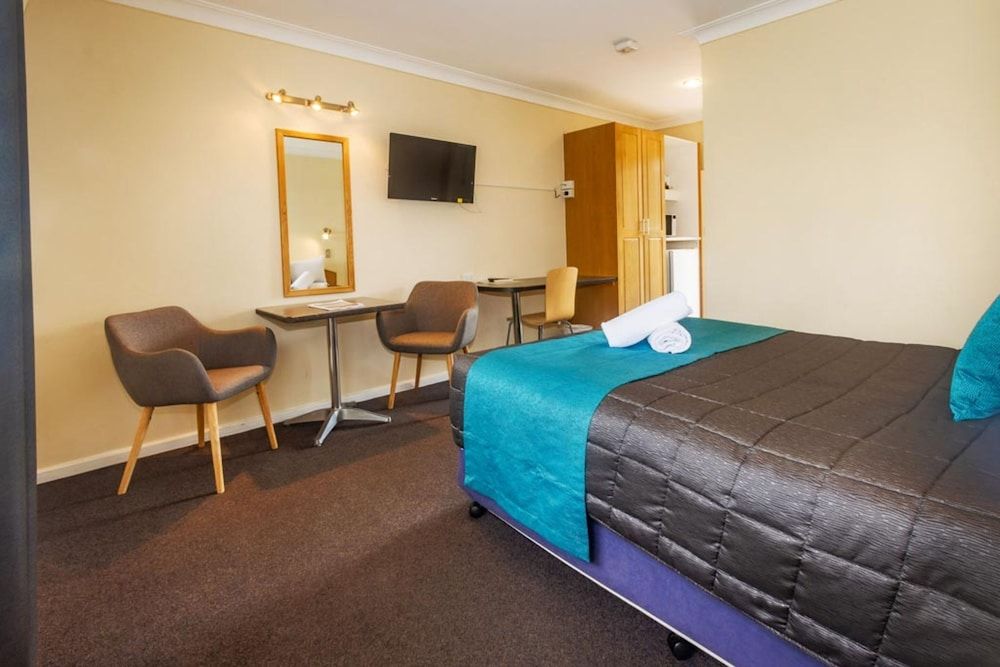 Caravilla Motor Inn Deluxe Room, 1 Queen Bed 5