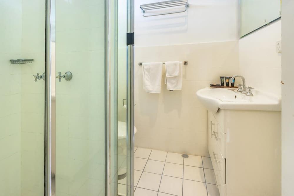 Caravilla Motor Inn Premium Room, 1 King Bed 5