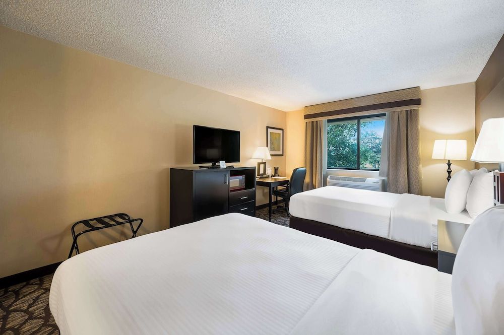 Best Western Detroit Livonia Standard Room, 2 Double Beds, Non Smoking, Refrigerator & Microwave 3