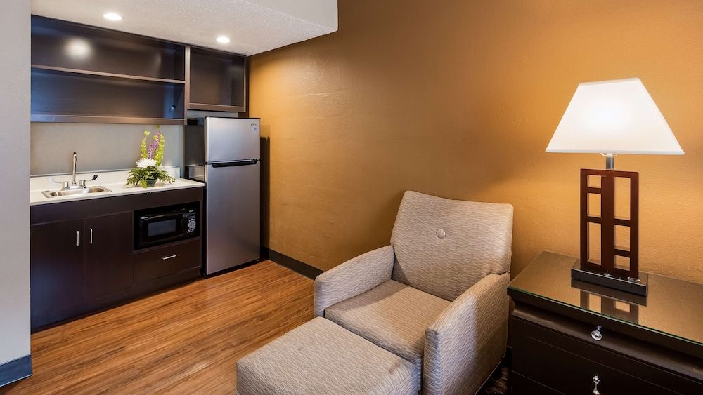 Best Western Detroit Livonia Suite, 1 King Bed, Non Smoking, Kitchenette (1st Floor) 9