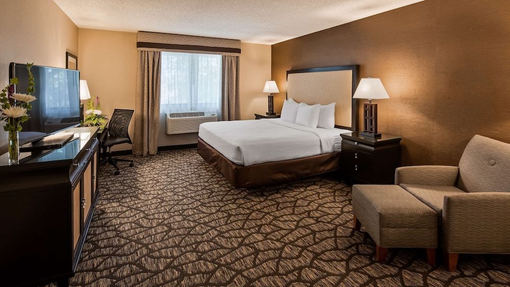 Best Western Detroit Livonia Standard Room, 1 King Bed, Non Smoking, Refrigerator & Microwave