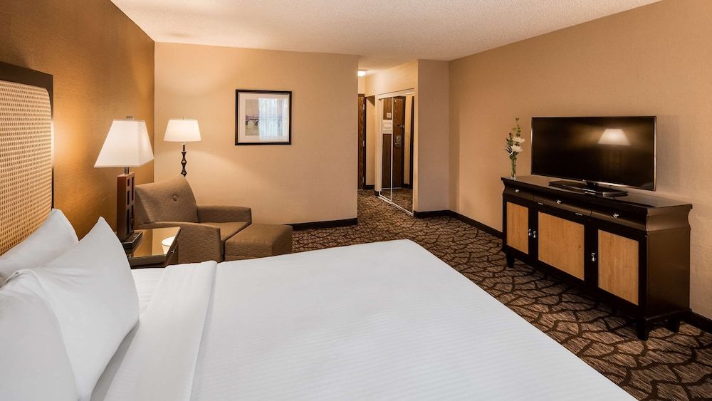 Best Western Detroit Livonia Standard Room, 1 King Bed, Non Smoking, Refrigerator & Microwave 5