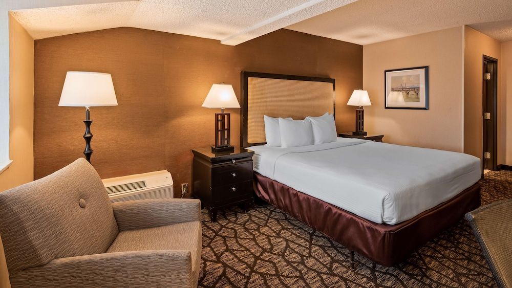 Best Western Detroit Livonia Standard Room, 1 King Bed, Non Smoking, Refrigerator & Microwave 4