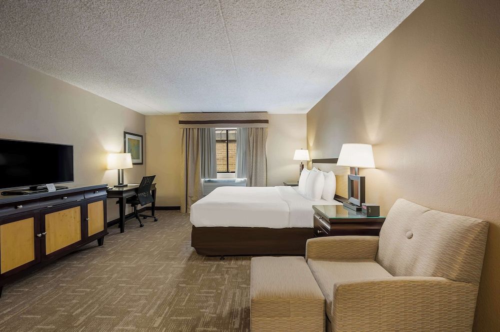 Best Western Detroit Livonia Suite, 1 King Bed, Non Smoking, Kitchenette (1st Floor) 4
