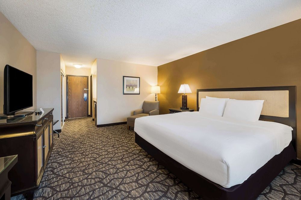 Best Western Detroit Livonia Standard Room, 1 King Bed, Non Smoking, Refrigerator & Microwave 8