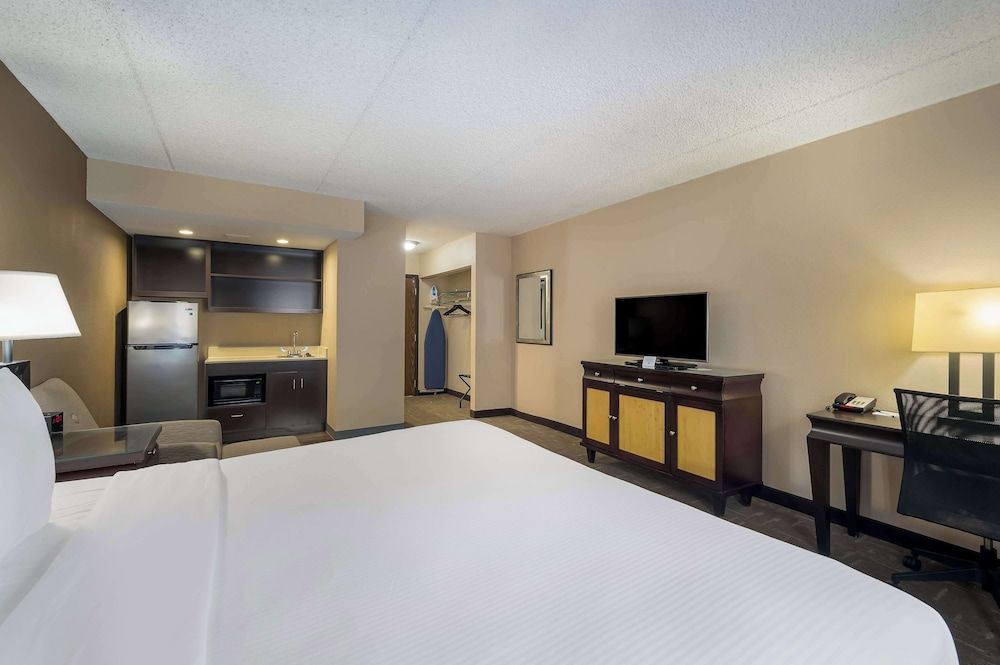 Best Western Detroit Livonia Suite, 1 King Bed, Non Smoking, Kitchenette (1st Floor) 3