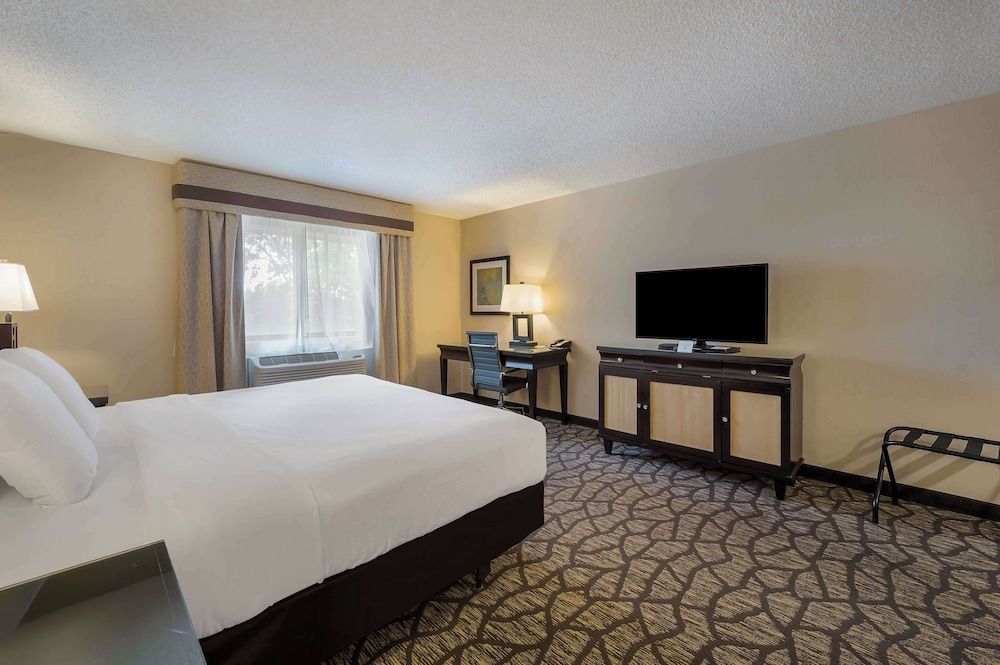 Best Western Detroit Livonia Standard Room, 1 King Bed, Non Smoking, Refrigerator & Microwave 7