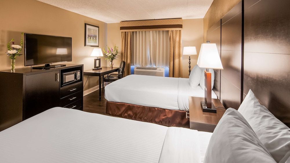 Best Western Detroit Livonia Standard Room, 2 Double Beds, Non Smoking, Refrigerator & Microwave 2