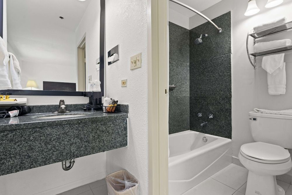 Best Western Oakbrook Inn Suite, 1 King Bed, Non Smoking, Jetted Tub 3