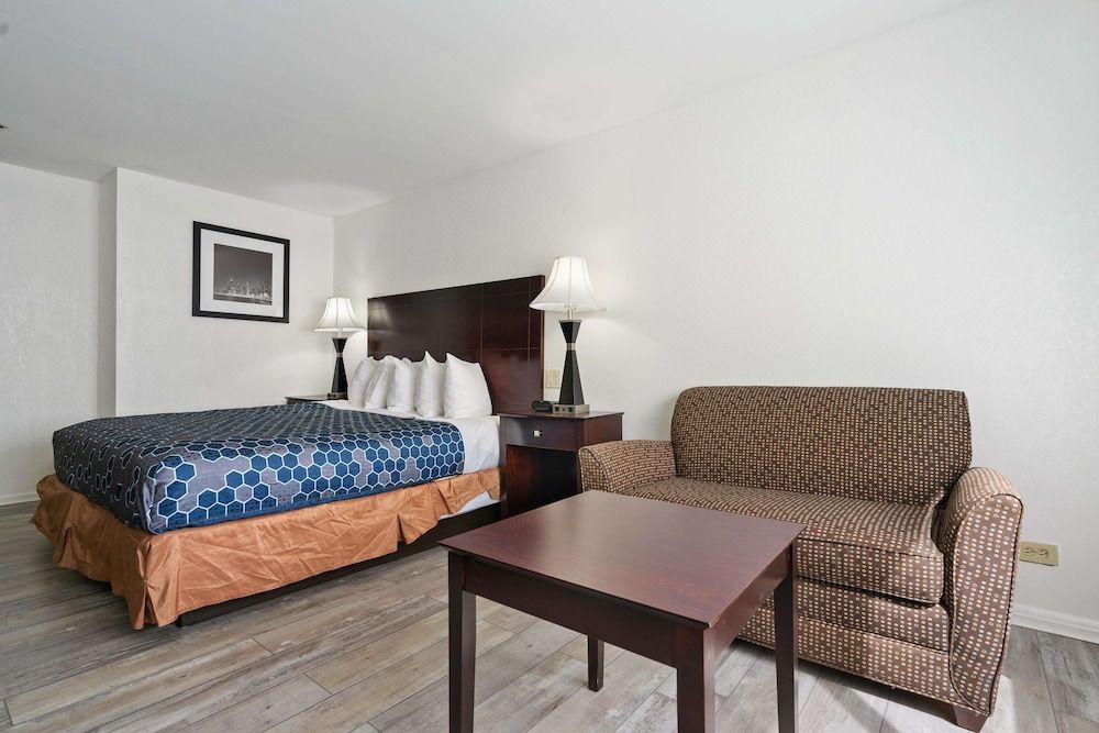 Best Western Oakbrook Inn Standard Room, 1 King Bed, Non Smoking, Refrigerator & Microwave