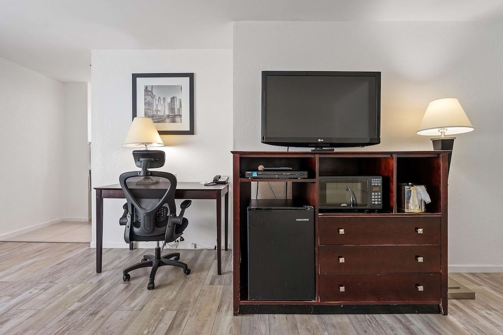 Best Western Oakbrook Inn Suite, 1 King Bed, Non Smoking, Jetted Tub 4