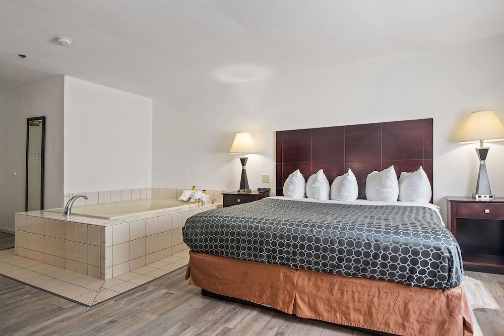 Best Western Oakbrook Inn Suite, 1 King Bed, Non Smoking, Jetted Tub 2