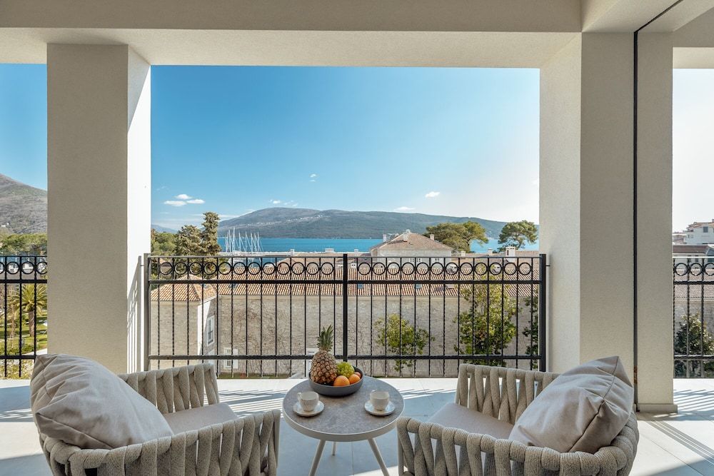 Lazure Hotel and Marina Two Bedroom Apartment Sea View - Residential Building 4