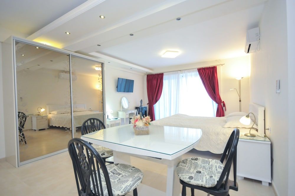 St. George Apartments and Villa with pool Deluxe Studio, Partial Sea View (St. George) 2