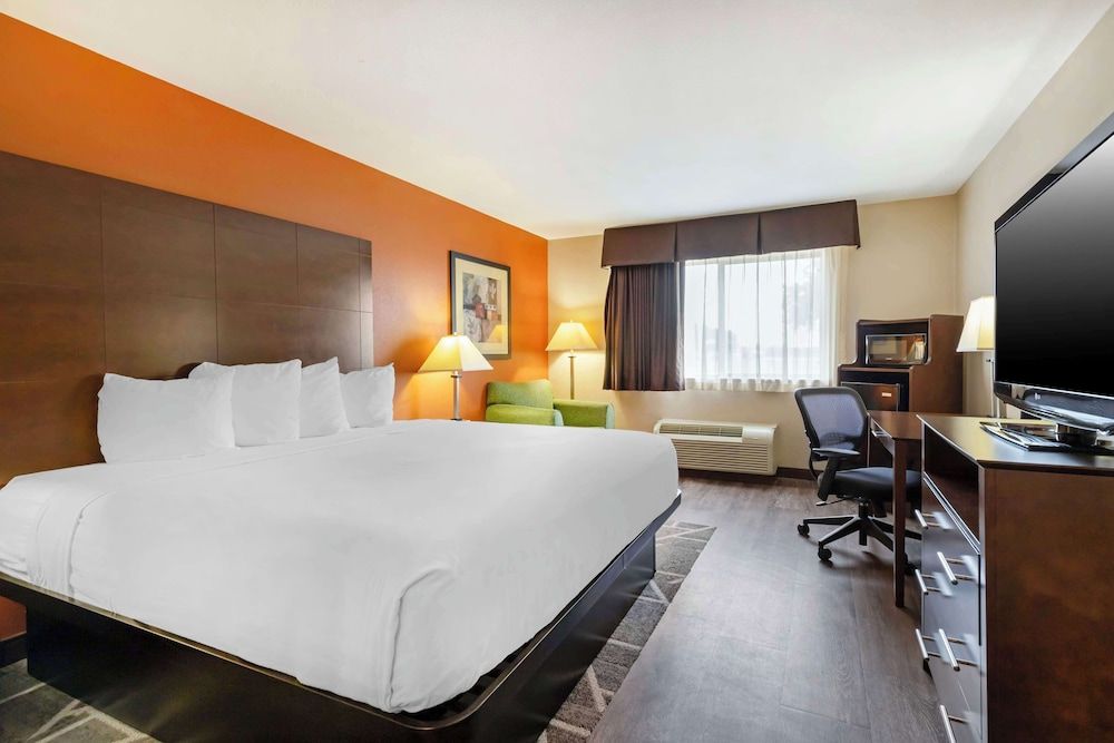 Standard Room, 1 King Bed, Accessible, Bathtub (Exterior)