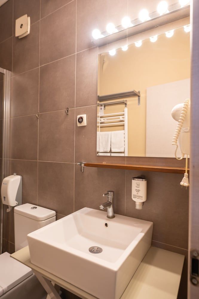 Hotel London B&B Twin Room 4