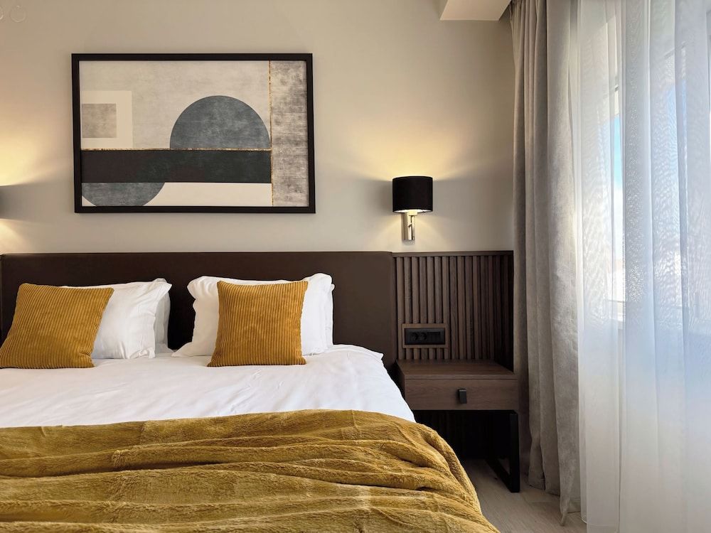 Queen's Hotel Double Room, 1 King Bed 8