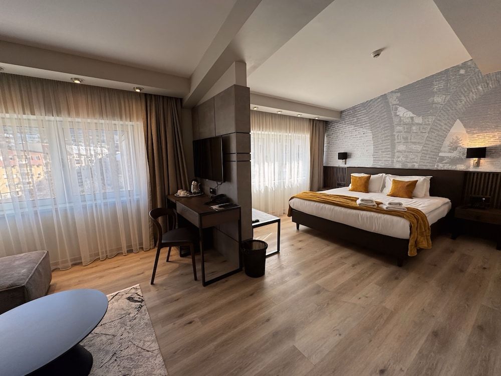 Queen's Hotel Junior Suite, 1 Bedroom 2