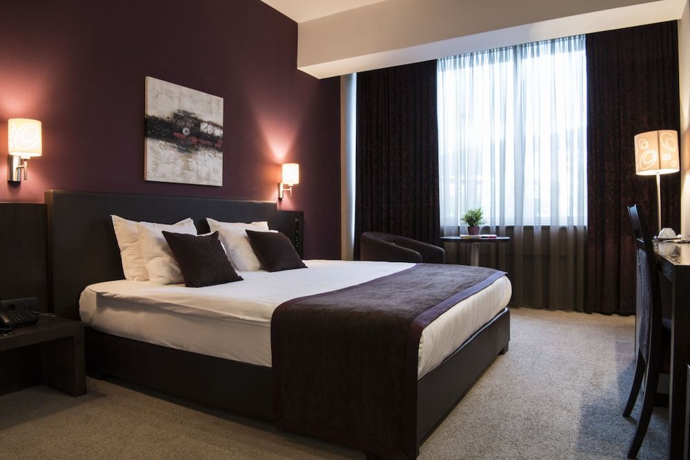 Queen's Hotel Double Room, 1 King Bed 3