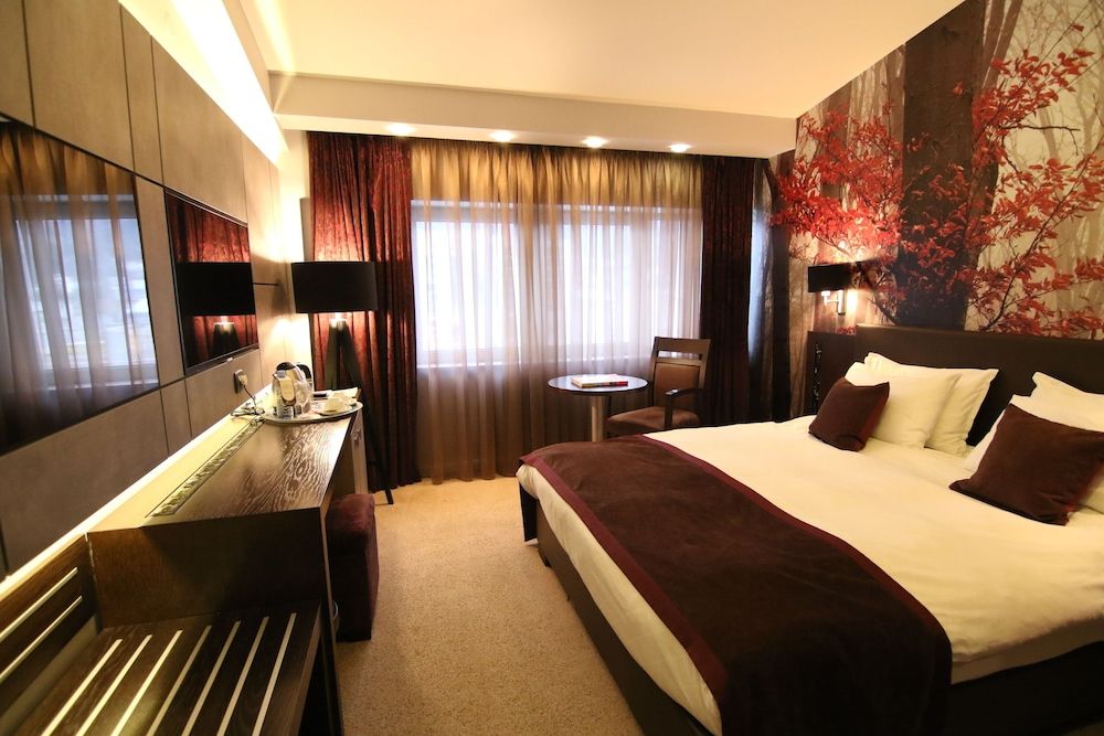 Queen's Hotel Double Room, 1 King Bed 2