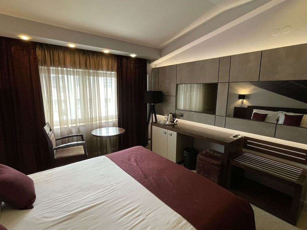 Queen's Hotel Double Room, 1 King Bed 6