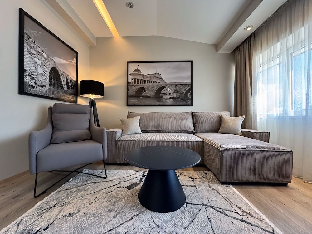 Queen's Hotel Junior Suite, 1 Bedroom 7