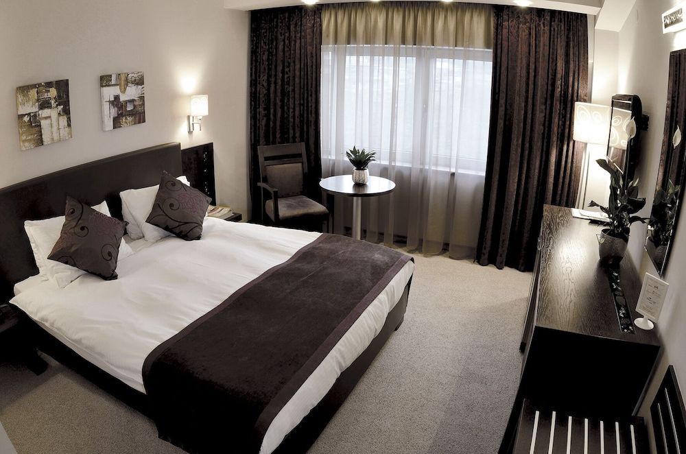 Queen's Hotel Double Room, 1 King Bed 5