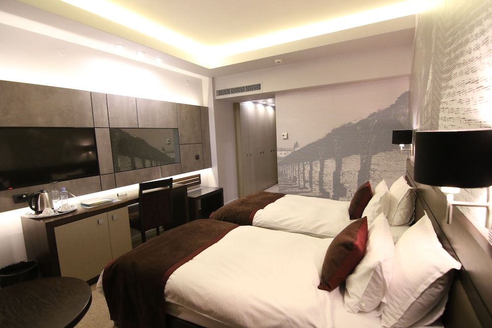 Queen's Hotel Twin Room 2