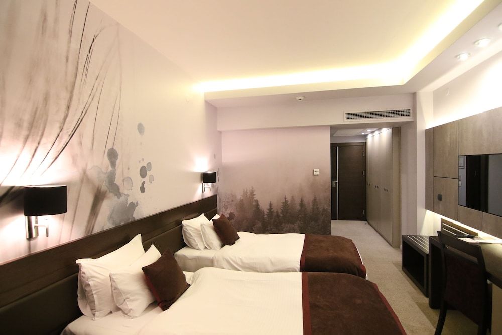 Queen's Hotel Twin Room 3