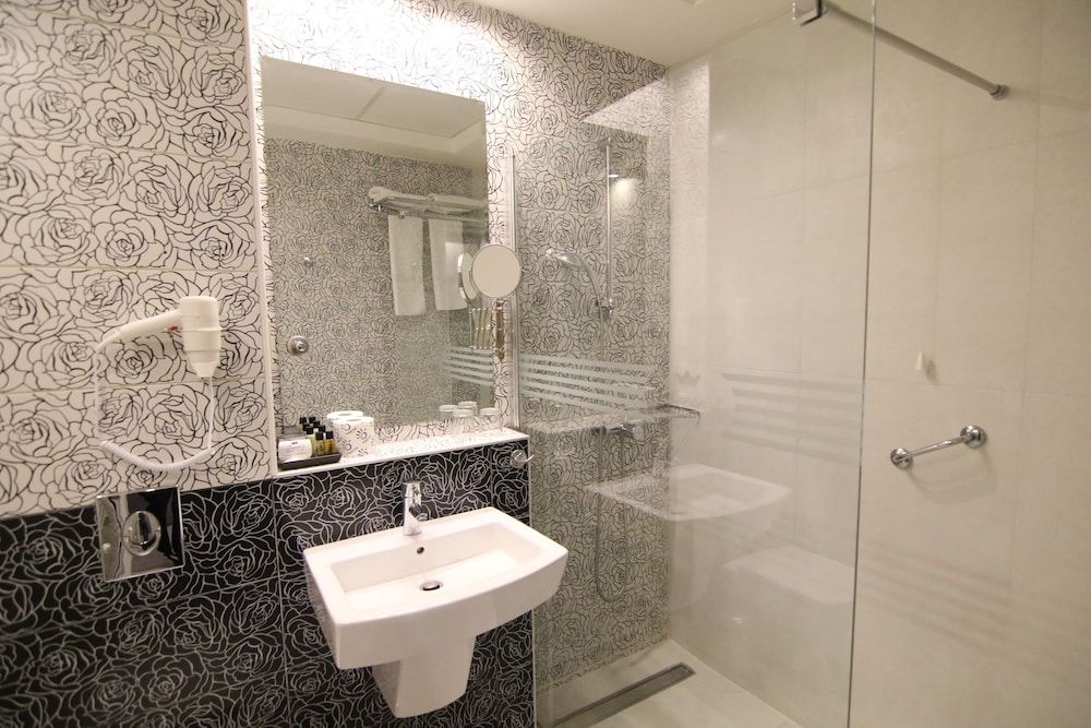 Queen's Hotel Twin Room 6