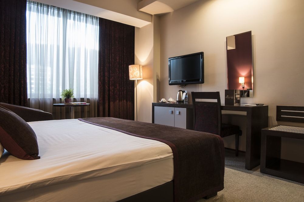 Queen's Hotel Twin Room 4