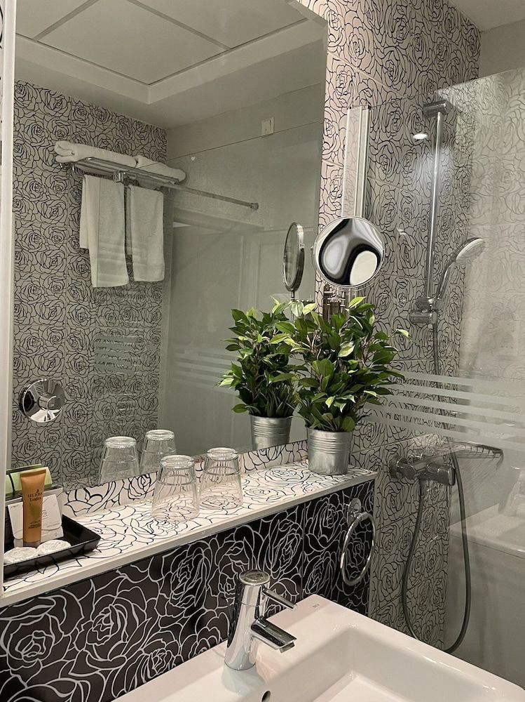 Queen's Hotel Twin Room 7