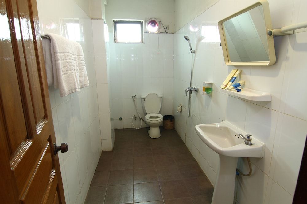 Shwe Htee Hotel Yangon Superior Room 4