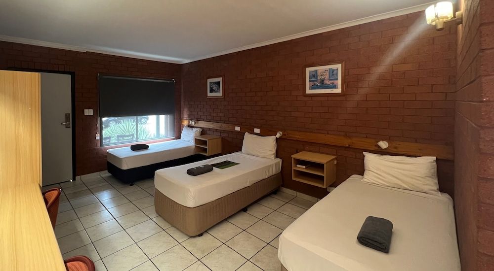 Pine Tree Motel Deluxe Triple Share Studio 2