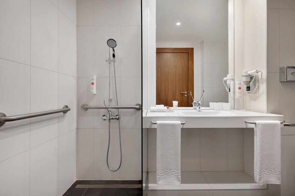 undefined Ramada by Wyndham Lisbon 8