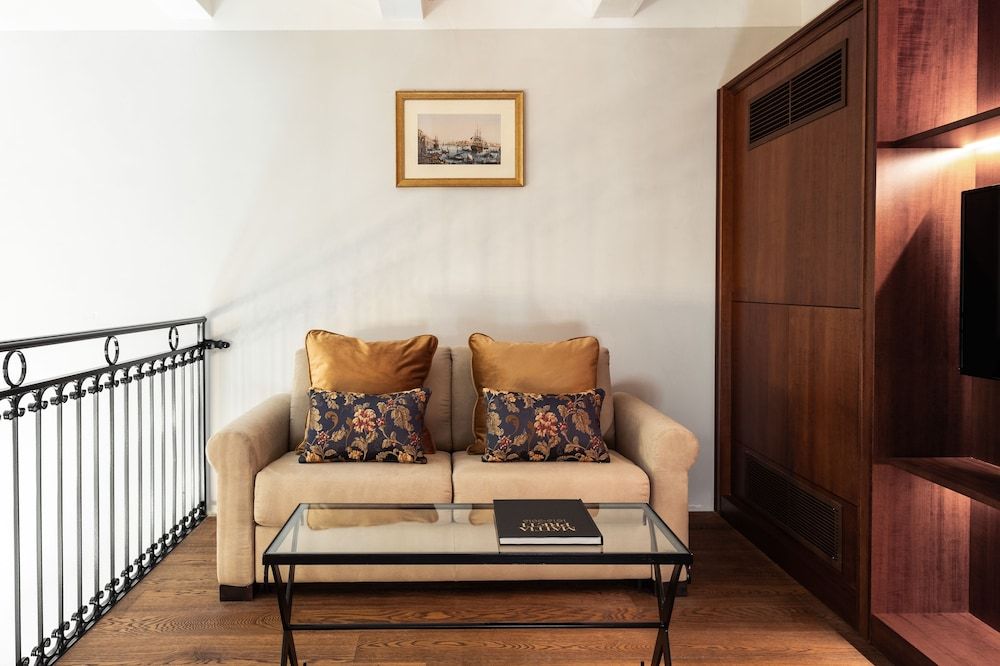 Palais Le Brun Suite, City View (Duplex) 6