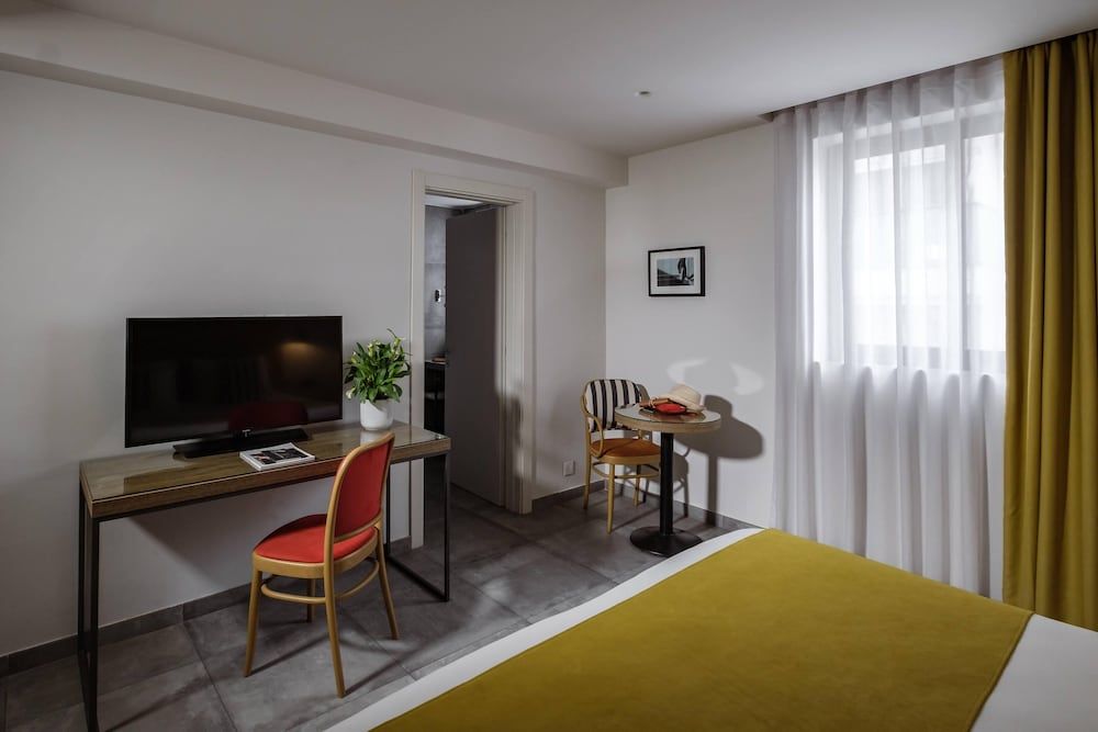 Urban Rooms By Neu Collective Deluxe Double or Twin Room 3