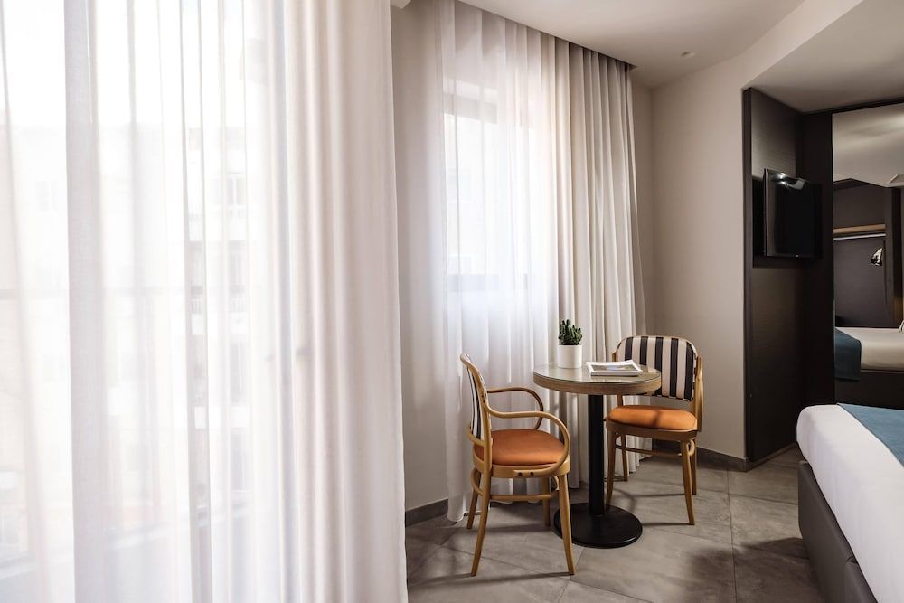 Urban Rooms By Neu Collective Deluxe Double or Twin Room 2