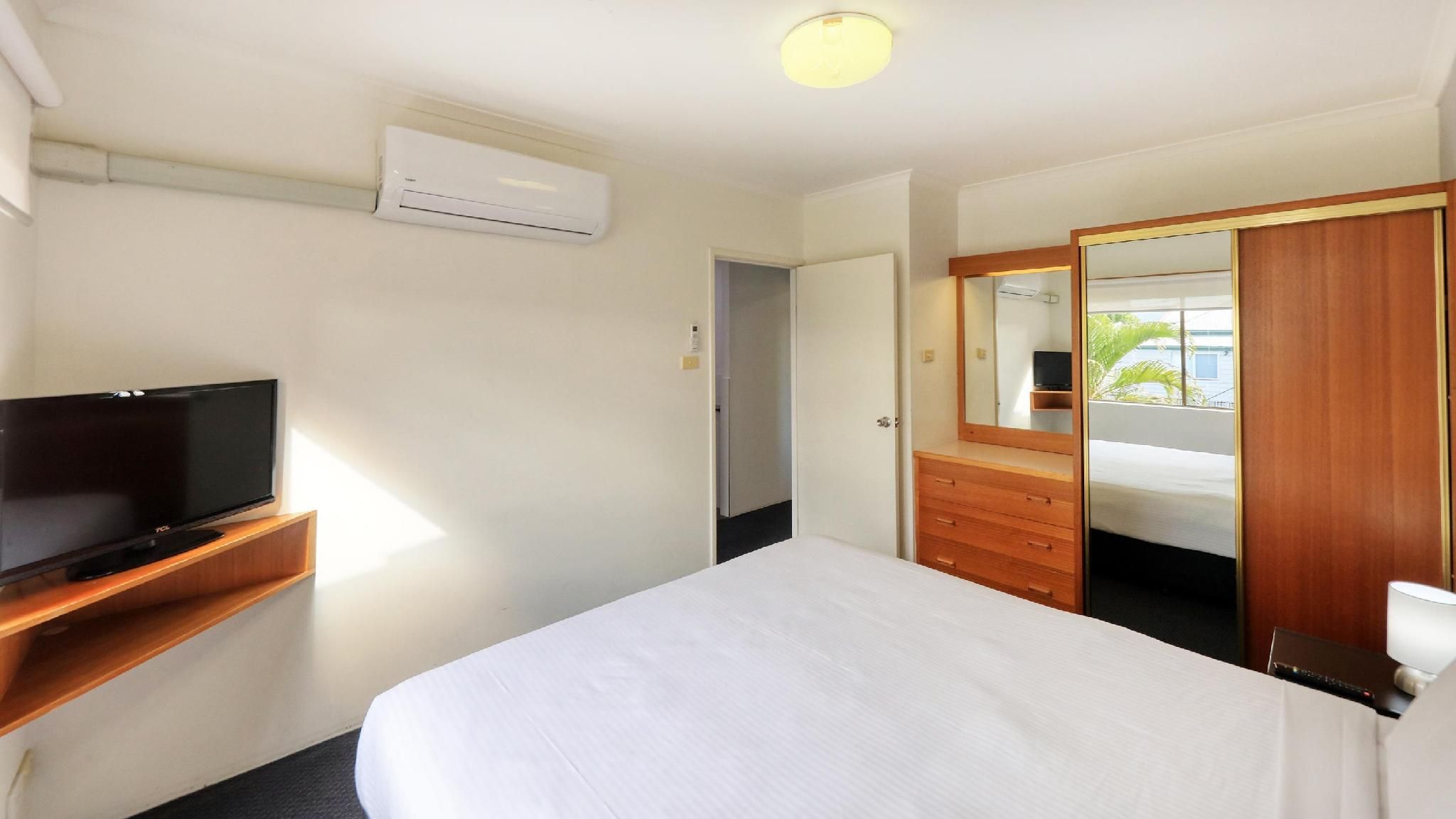 apartment - 1 king 2 singles, non-smoking, superior room, separate living area, kitchenette, air-con