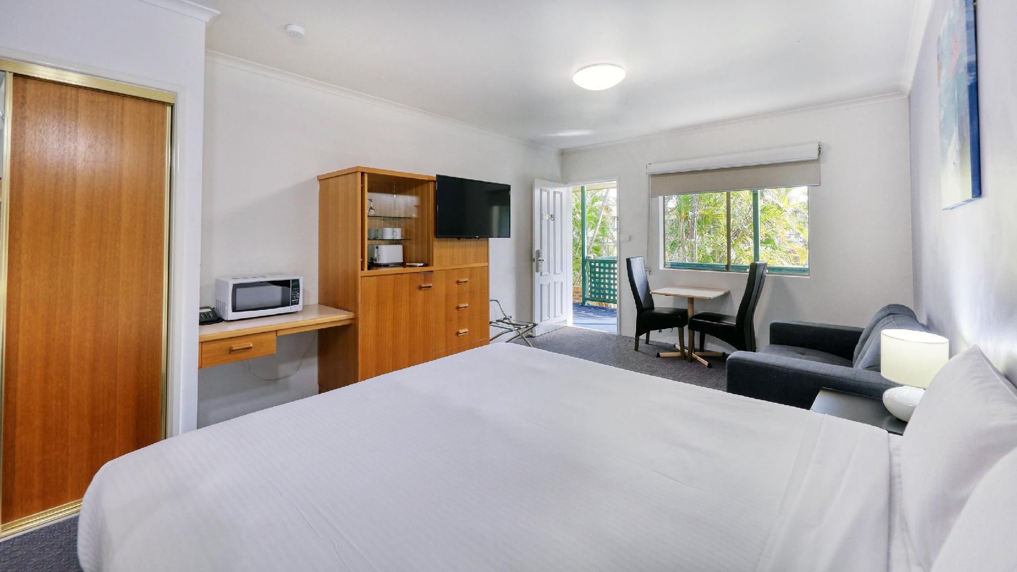 1 King Bed, Nonsmoking, Deluxe Room, Air Conditioning