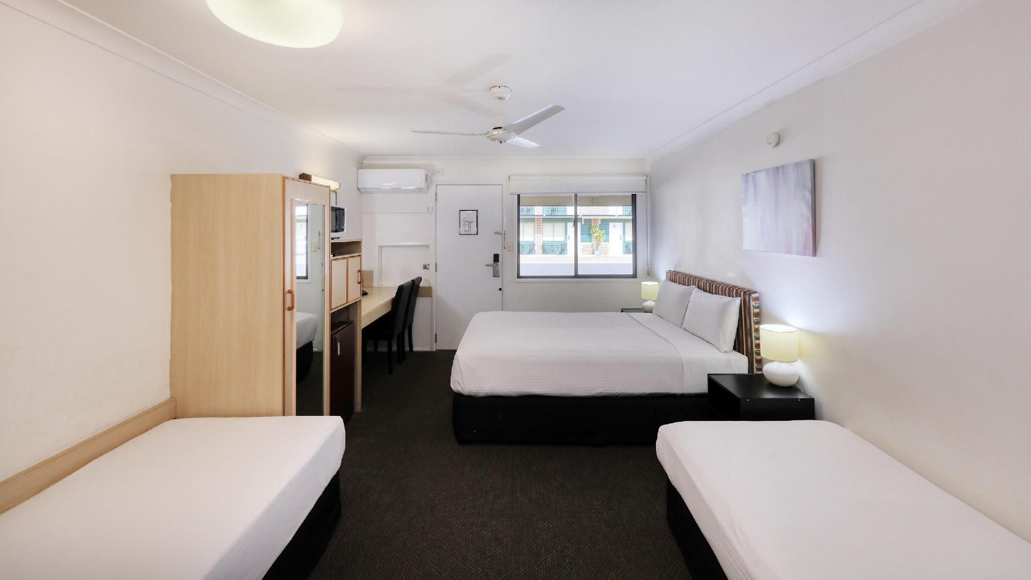 1 Queen 2 Single Beds, Nonsmoking, Air Conditioning