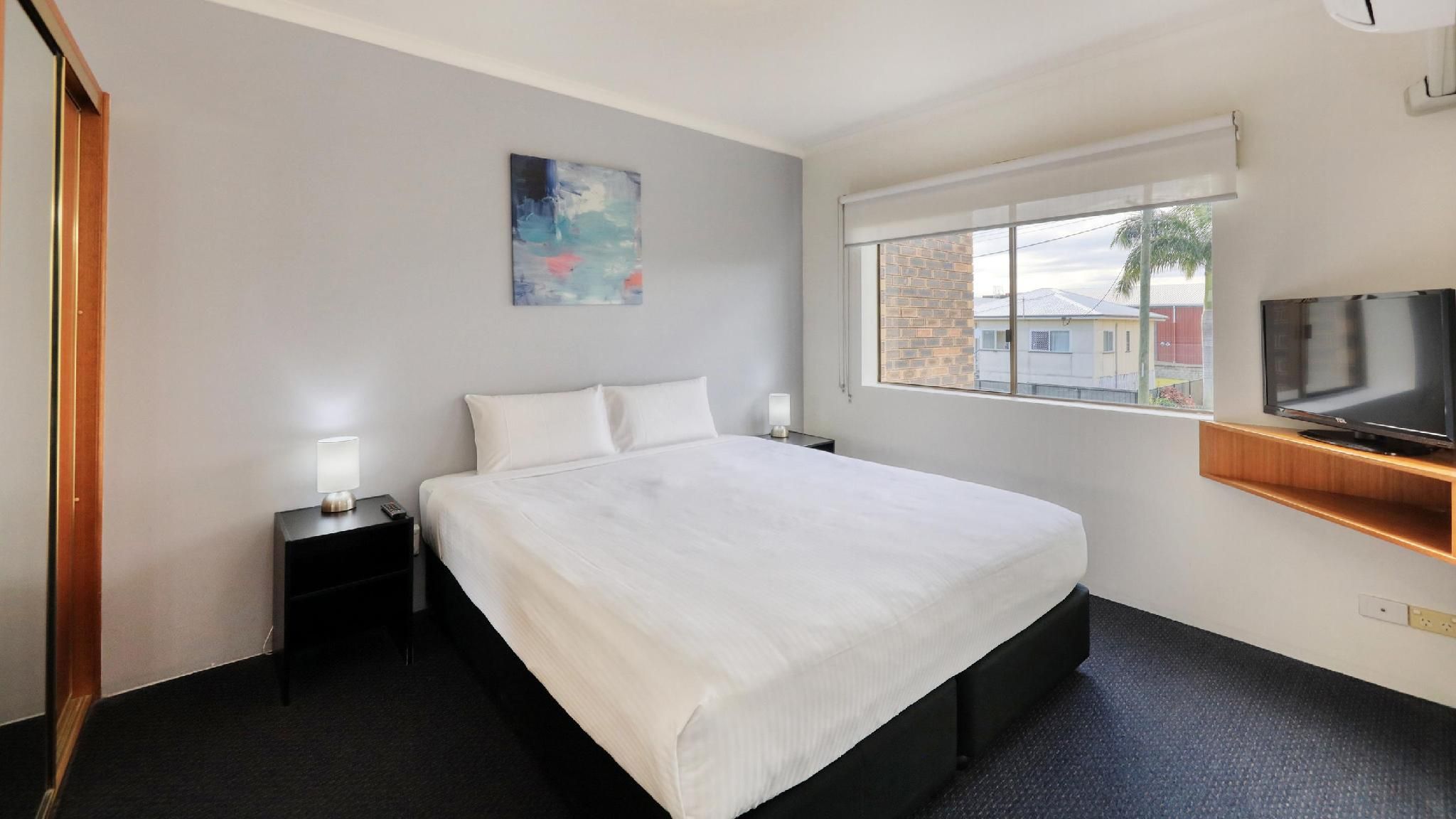 apartment - 1 king 2 singles, non-smoking, superior room, separate living area, kitchenette, air-con