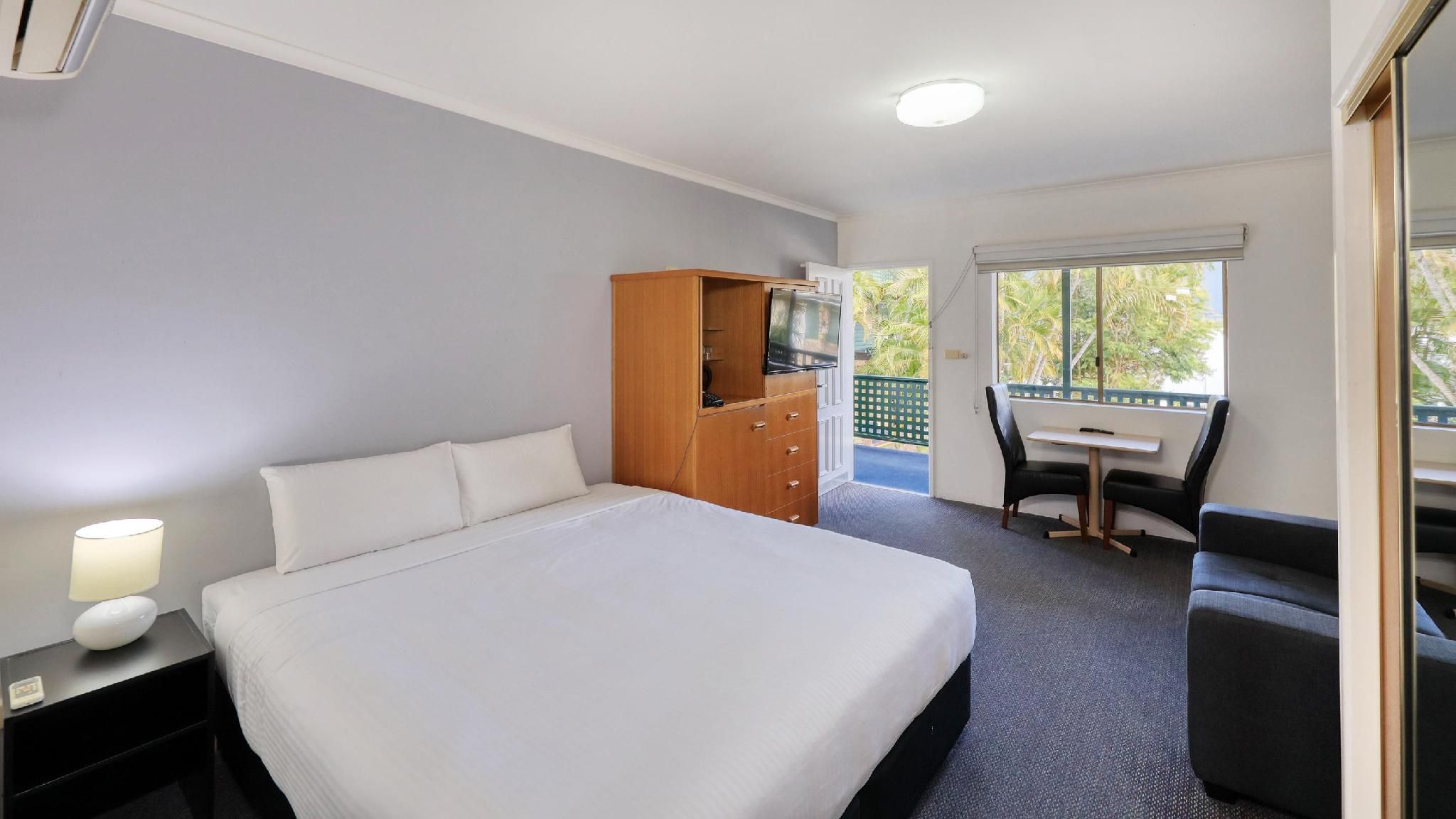 1 King 2 Single Beds, Nonsmoking, Family Room, Deluxe Room, Air Conditioning