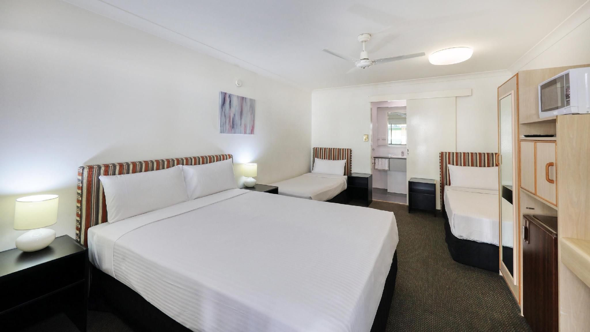 1 Queen 2 Single Beds, Nonsmoking, Air Conditioning