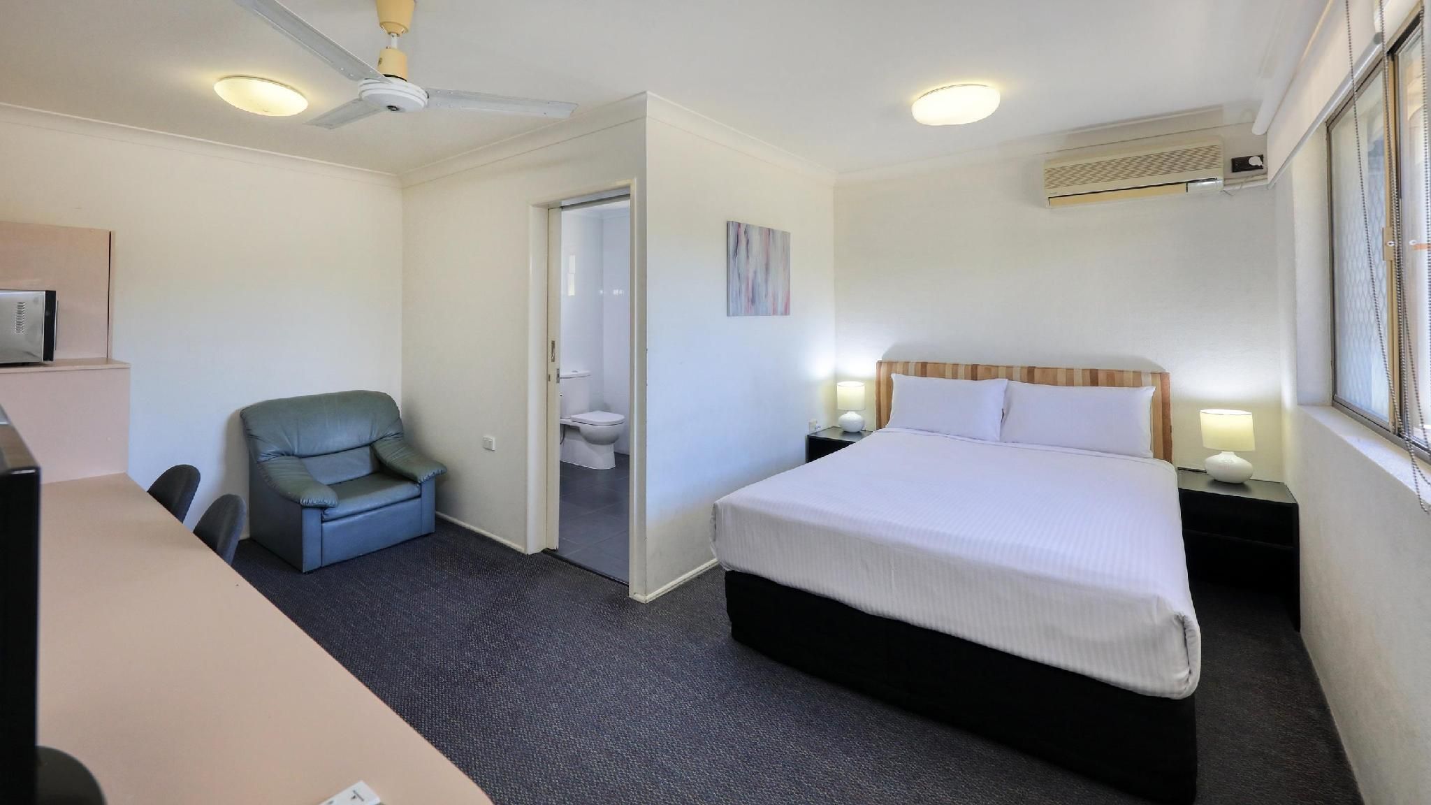 Best Western Cattle City Motor Inn 1 Queen 2 Single Beds, Non-Smoking, Family Room, Kitchenette, Air-Conditioned, Wi-Fi, Cable Tv