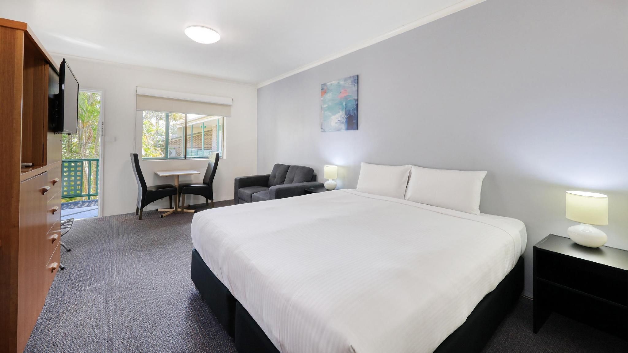 1 King Bed, Nonsmoking, Deluxe Room, Air Conditioning