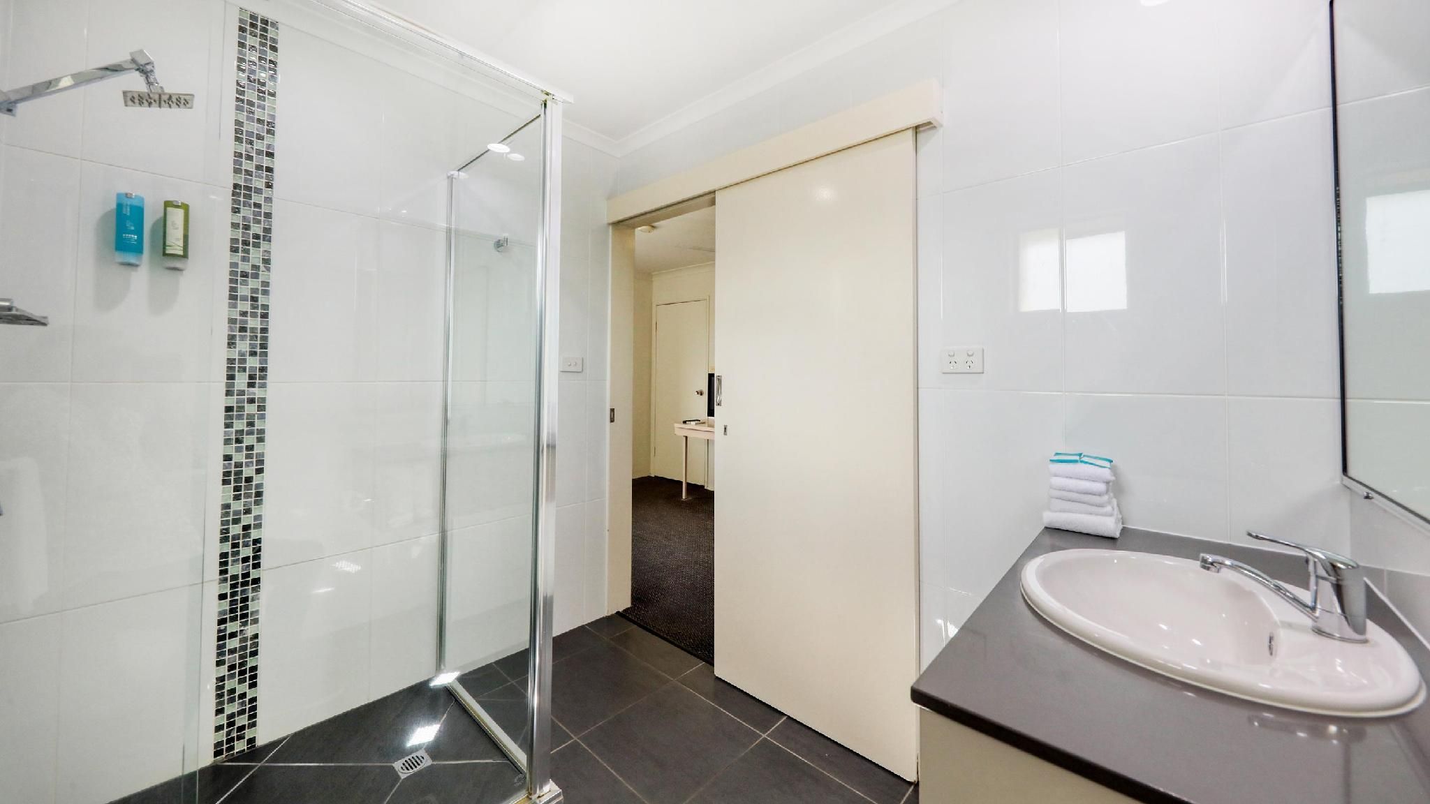 Best Western Cattle City Motor Inn 1 Queen 2 Single Beds, Non-Smoking, Family Room, Kitchenette, Air-Conditioned, Wi-Fi, Cable Tv 3