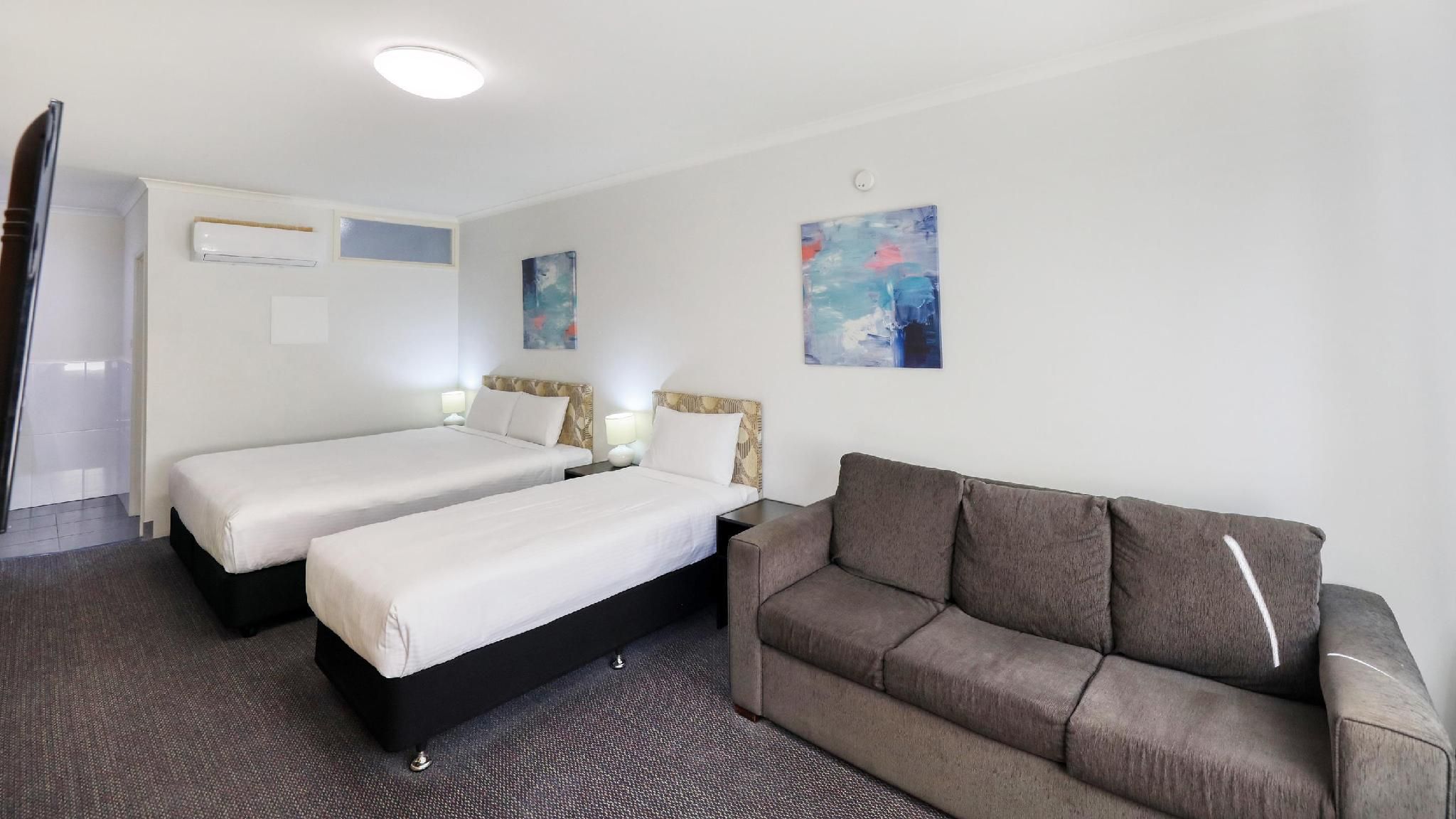 1 King 1 Single, Non-Smoking, Deluxe Room, Work Desk, Cable Tv, Air-Conditioned, Wi-Fi